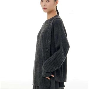 Модель Теплый свитер бомбер с имитацией застёжки прекрасное