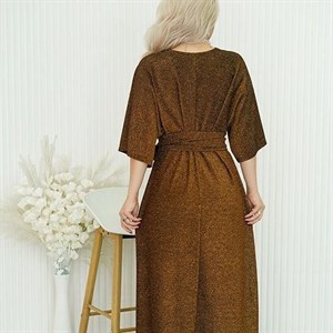 Это удобное и яркое платье из трикотажа с люрексовой