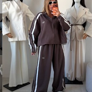 Женский спортивный костюм из Гуанчжоу — свободная посадка и стильные лампасы