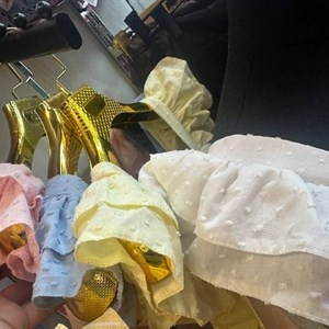 Нежное платье миди из 100% хлопка с карманами и воланами — летний женственный образ