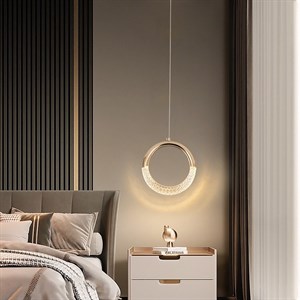 В наличии много одинарных светильников