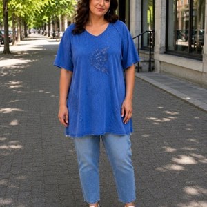 Туника батал премиум качества для plus size: свободный крой, принт бабочка со стразами, мягкий трикотаж