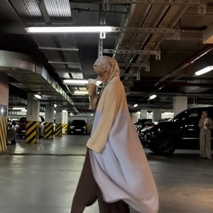 Городская элегантность: новая абая в бежево-голубой гамме