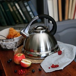 Горячий ароматный чай за столом особенно в холодные