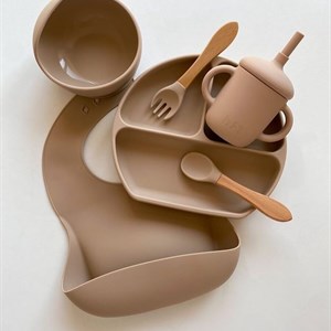 В наличии силиконовые нагрудники и посуда   На липучках