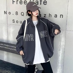 Женский объемный бомбер oversize с контрастными линиями — тренд сезона