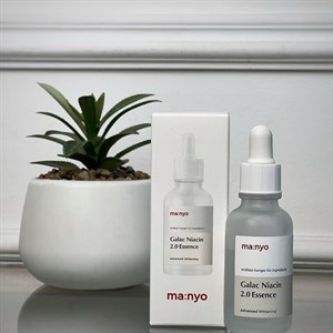 Усиленная эссенция против пигментации и постакне Manyo