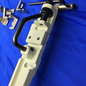 Приставку на пуговичную машинку для пришивания пуговиц