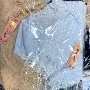 Модели в разном цвете