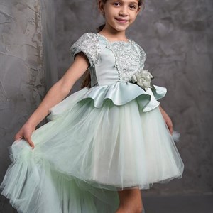 Платье со съёмным шлейфом Удобный вариант для девочки