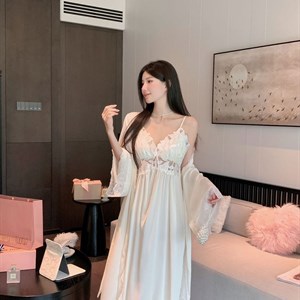 Красивые и удобные женские комплекты для сна - халаты и сорочки