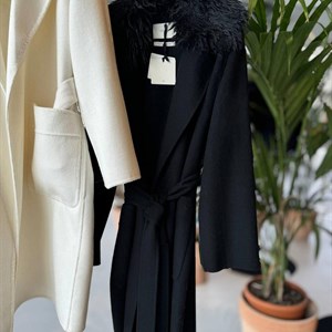 Поступила также и данная модель пальто В составе пальто