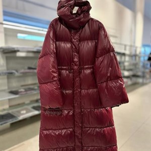 Зимняя куртка в бордовом цвете — актуальные тренды зимы