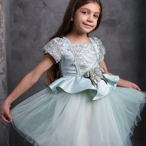 Платье со съёмным шлейфом Удобный вариант для девочки