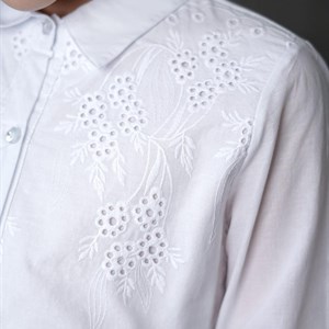  Легкая практичная блузка из льна с шитьём Имеется