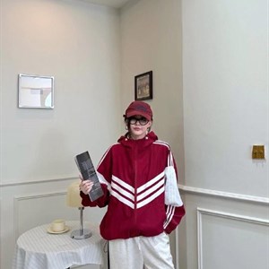 Ветровка Sport Chic oversize — легкая и удобная для прогулок и прохладных вечеров