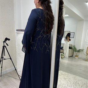 Платье на торжество в меру оформлено камнями Сваровски