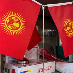 Настольные флагштоки с флагами Кыргызстана - стильное украшение для любого офиса