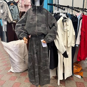 Женские костюмы с бомбером на подкладке — новая коллекция