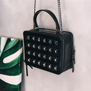 Стильная черная сумочка должна быть в гардеробе каждой