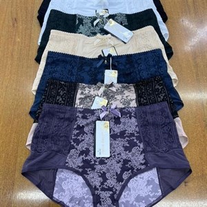 Бюст СДЕ чашки 520 сом Трусы Л 4хл 270 сом