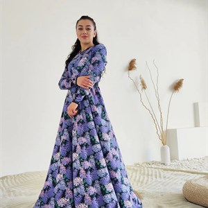 Прекрасная модель в шикарных ярких расцветах Материал