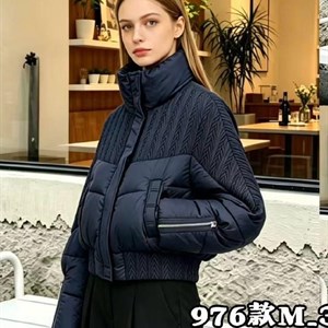 Стильная женская куртка с объемными рукавами и стежкой «ёлочкой»