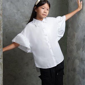   Красивая блузка с широкими рукавами в виде крыльев