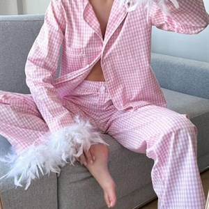 Роскошные домашние образы: атласные пижамы и халаты для уюта